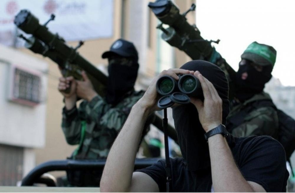 Miembros de Hamas portan lanzacohetes.