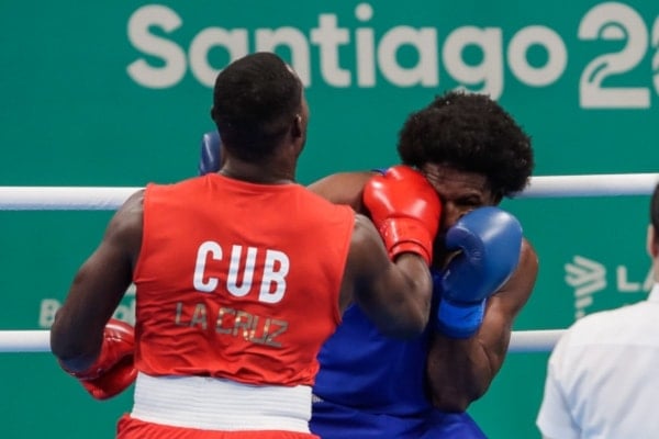 Boxeador cubano La Cruz extiende dominio sobre el ring en Santiago 2023. Foto JIT.