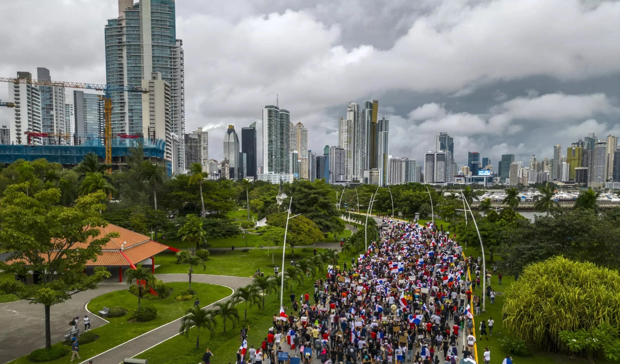 Al compás del tamborito, marcha de Panamá rechazó la minería. Foto: AFP.