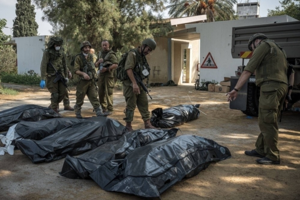 Yacen en el piso varios soldados israelíes muertos.