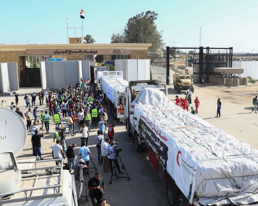 Camiones con ayuda humanitaria a Gaza en el cruce de Rafah.