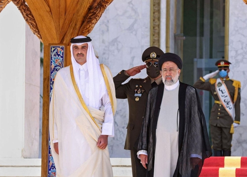 El presidente de Irán, Ebrahim Raisi (derecha), y el emir de Qatar, Tamim bin Hamad Al Thani.