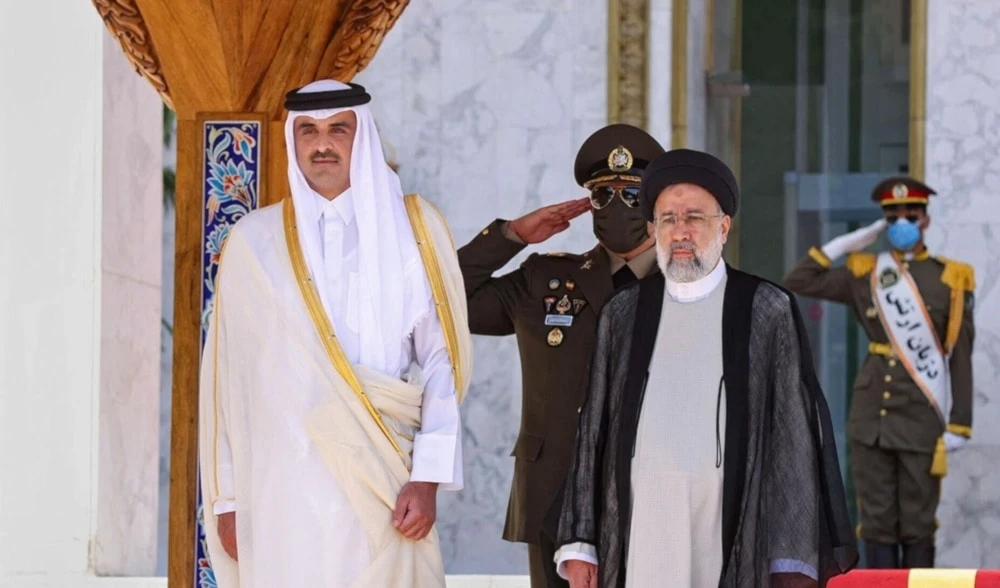 El presidente de Irán, Ebrahim Raisi (derecha), y el emir de Qatar, Tamim bin Hamad Al Thani.