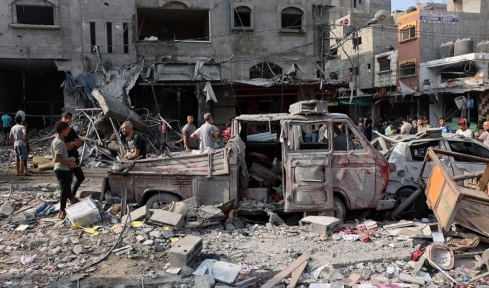 Miles de cadáveres continúan sepultados bajo los escombros.