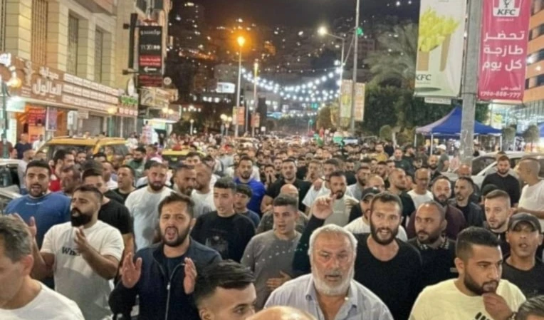 Los palestinos en Cisjordania tomaron las calles para protestar contra la brutal embestida de la ocupación contra la Franja de Gaza.