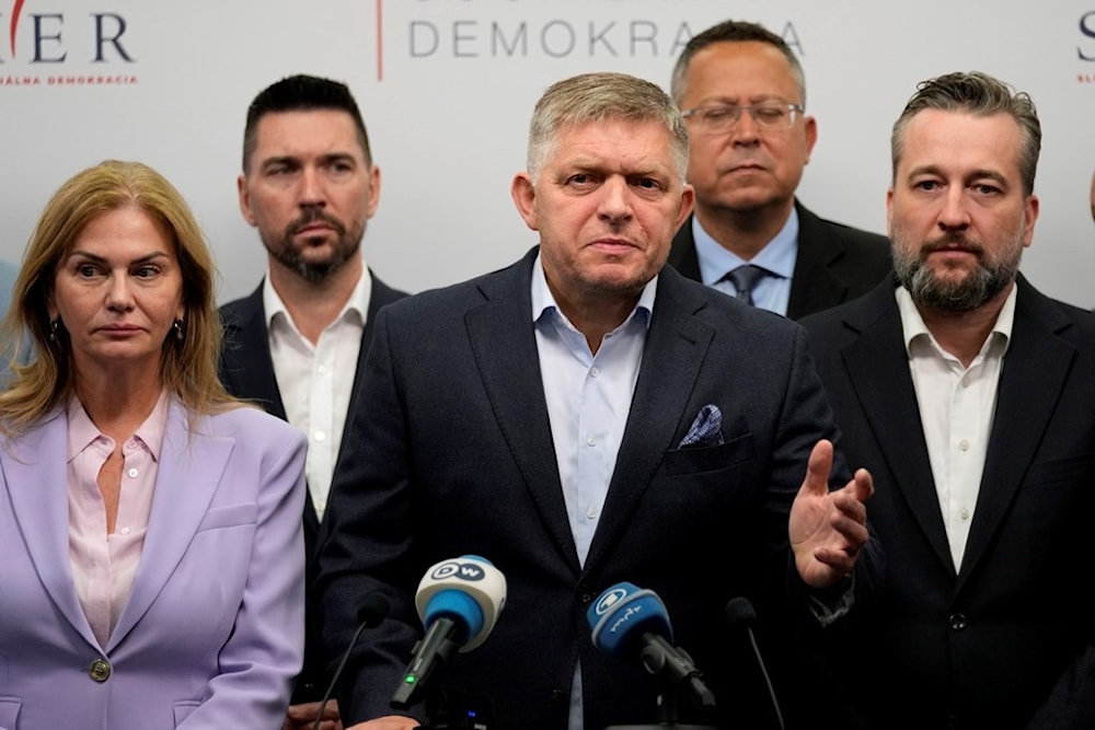 Robert Fico (Centro), Presidente del Partido Smer. Eslovaquia, 1 de octubre 2023. (Foto: AFP)