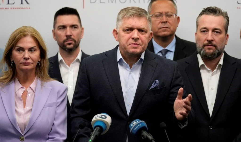 Robert Fico (Centro), Presidente del Partido Smer. Eslovaquia, 1 de octubre 2023. (Foto: AFP) Robert Fico (Centro), Presidente del Partido Smer. Eslovaquia, 1 de octubre 2023. (Foto: AFP)
