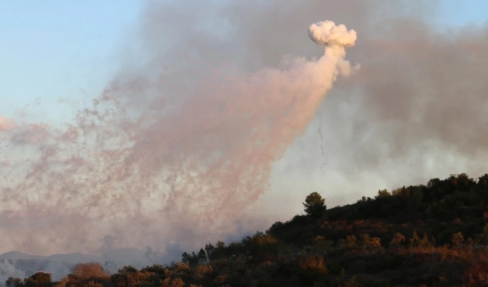 Ejército israelí lanza bombas incendiarias al sur de Líbano. Ejército israelí lanza bombas incendiarias al sur de Líbano.