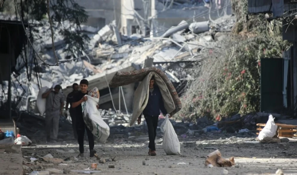 Bombardeos israelíes obligan a los palestinos a abandonar Gaza.