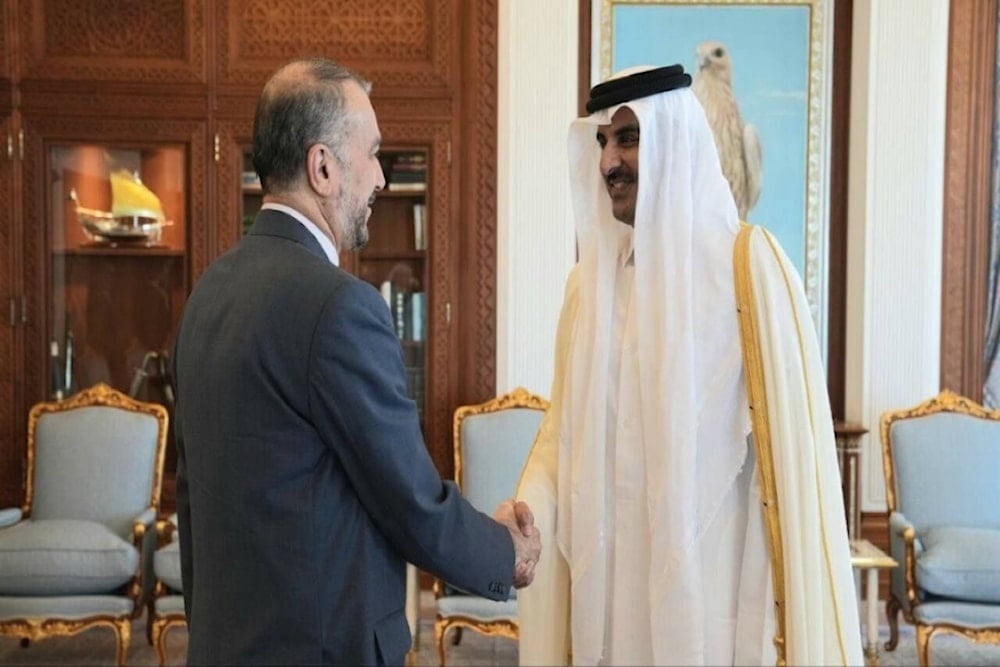 El emir de Qatar, Tamim bin Hamad Al Thani, recibe al canciller iraní, Hossein Amir Abdullahian.