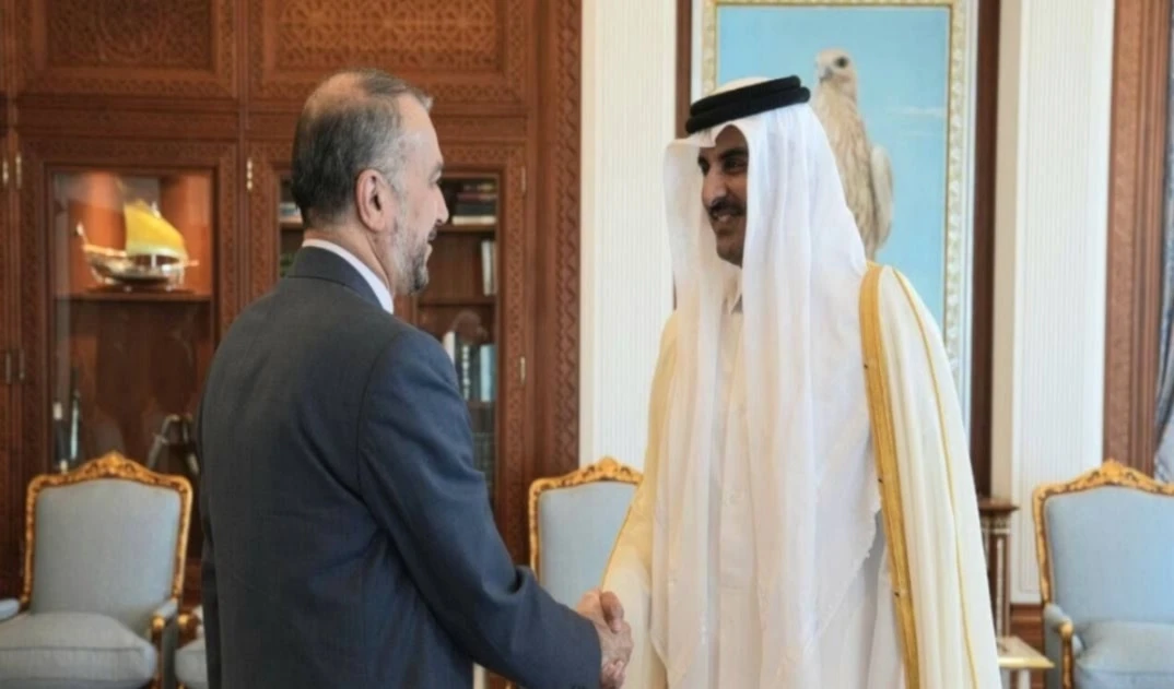 El emir de Qatar, Tamim bin Hamad Al Thani, recibe al canciller iraní, Hossein Amir Abdullahian. El emir de Qatar, Tamim bin Hamad Al Thani, recibe al canciller iraní, Hossein Amir Abdullahian.