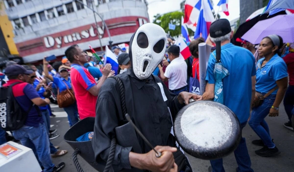 Reportan enfrentamientos entre manifestantes y la Policía de Panamá Reportan enfrentamientos entre manifestantes y la Policía de Panamá