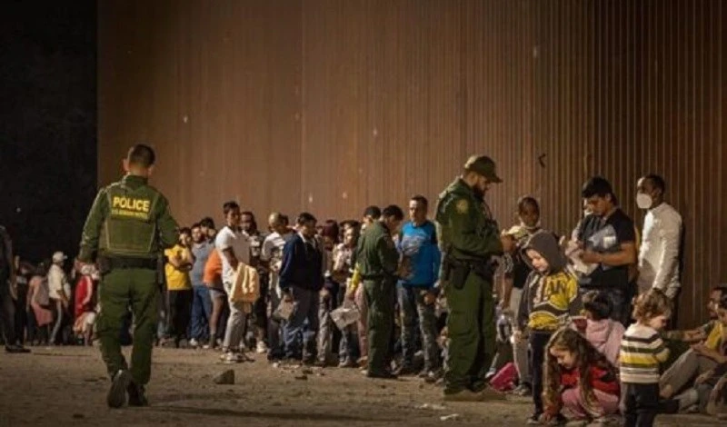 Presidente de EE.UU. aprueba construir muro en frontera con México