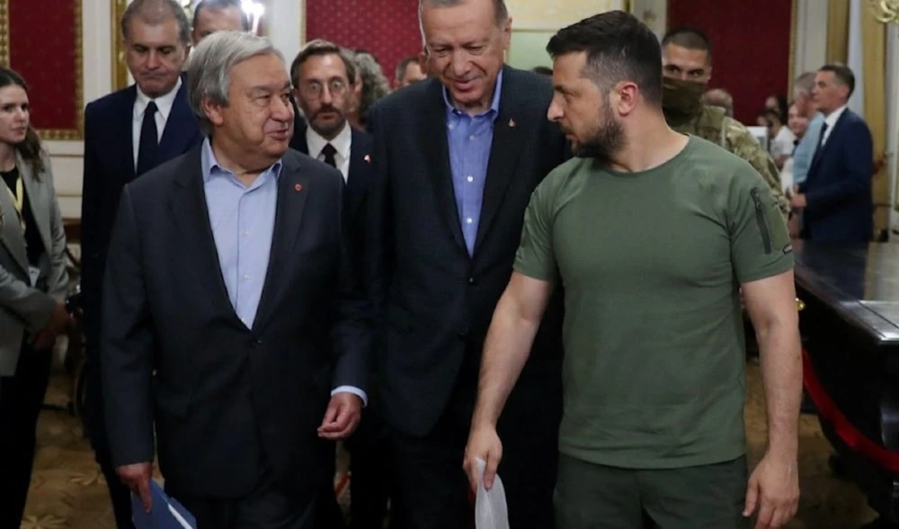 El presidente de Turquía, Recep Tayyip Erdogan (al centro) confirmó en repetidas ocasiones trabajar de manera intensa con Rusia y Ucrania para alcanzar una solución al conflicto armado.