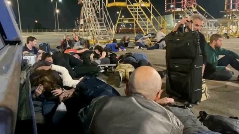 Colonos israelíes vivieron un estado de pánico y terror dentro del aeropuerto Ben Gurion, al escuchar el sonido de las sirenas.