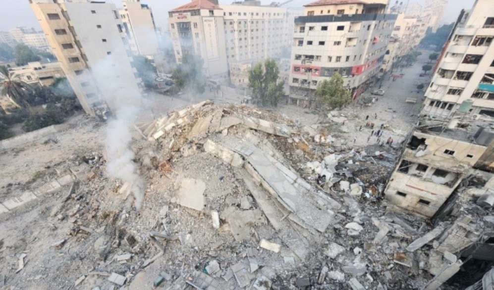 Los bombardeos israelíes destruyeron completamente la Torre Watan en la ciudad de Gaza. 