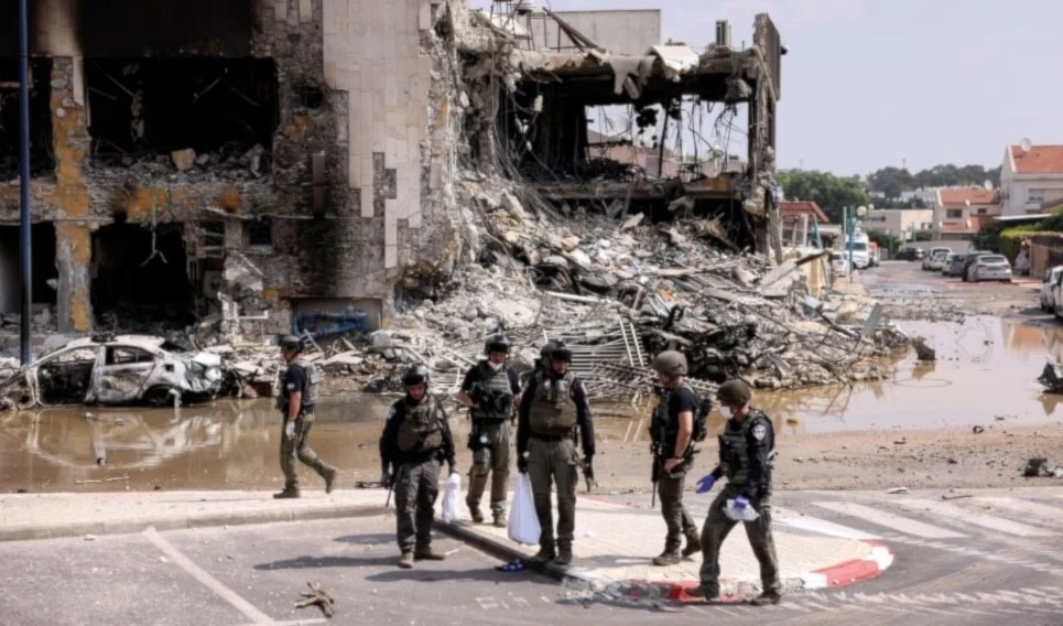 La resistencia atacó con más de 100 misiles el asentamiento Sderot en respuesta a los bombardeos del ejército de ocupación a la Franja de Gaza. La resistencia atacó con más de 100 misiles el asentamiento Sderot en respuesta a los bombardeos del ejército de ocupación a la Franja de Gaza.