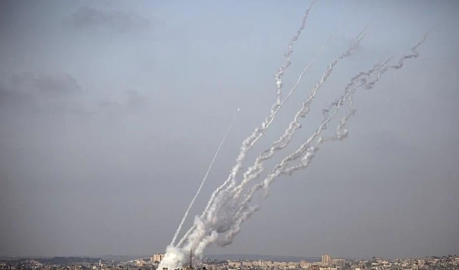 Más de 90 misiles de la resistencia caen en asentamientos de "Israel"