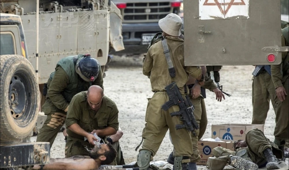 Asisten a soldados israelíes heridos. Asisten a soldados israelíes heridos.