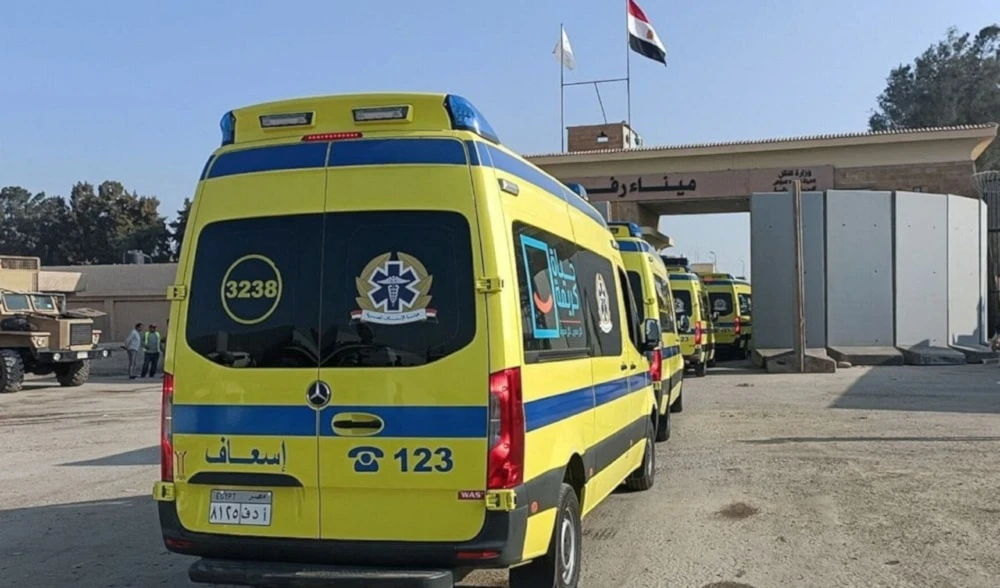 Ambulancias egipcias cruzan el paso de Rafah para evacuar a los heridos en Gaza.