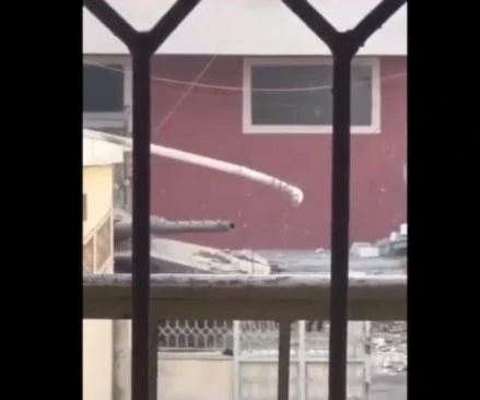 Tanques israelíes en las inmediaciones del hospital pediátrico Al-Rantisi.