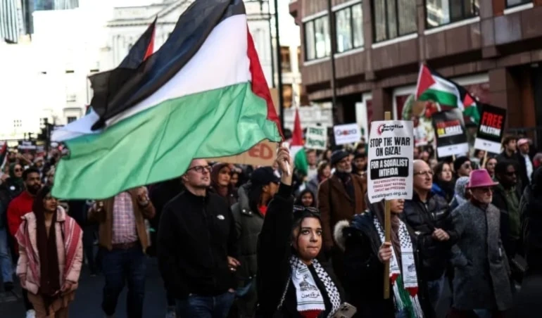 Manifestantes en Londres, 11 de noviembre de 2023.