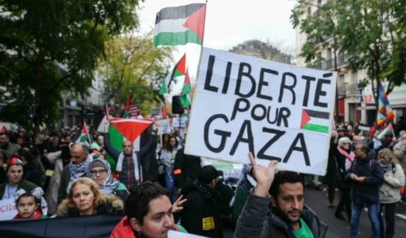 En apoyo a Gaza los manifestantes llenan las calles de Francia En apoyo a Gaza los manifestantes llenan las calles de Francia