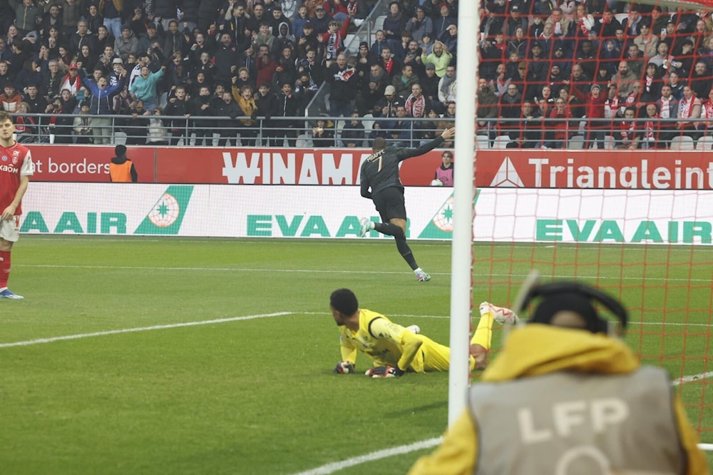Goles de Mbappé colocan al PSG en la punta del fútbol en Francia.