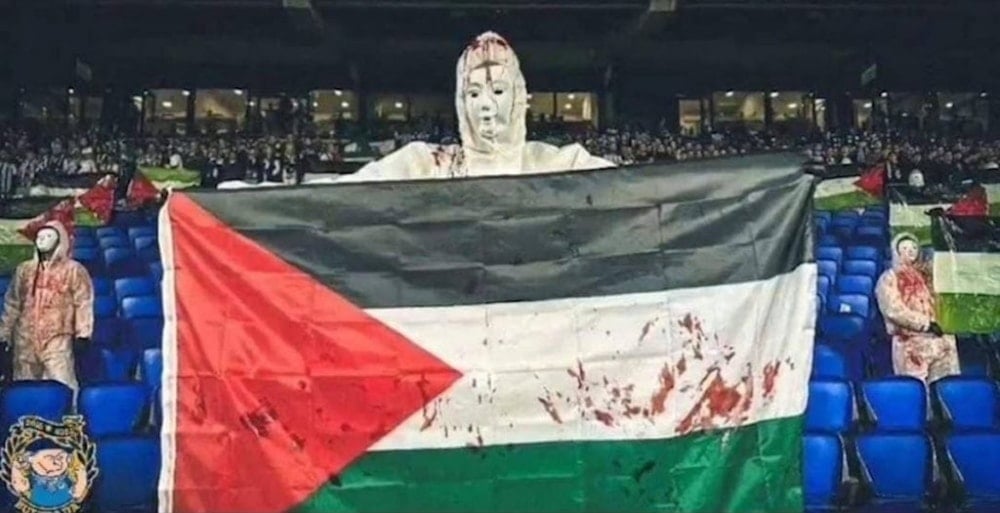 Aficionados de la Real Sociedad muestran su solidaridad con Palestina