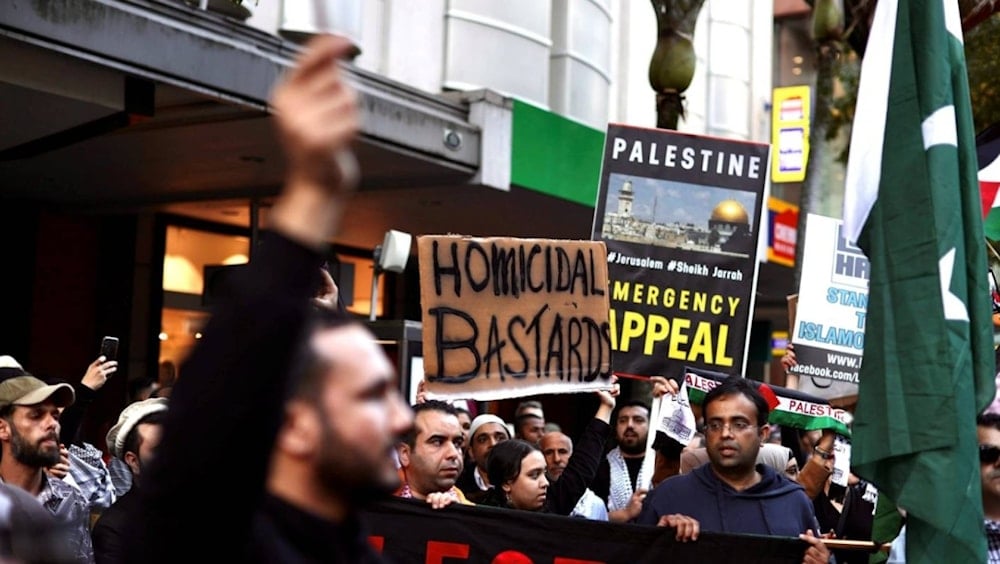 Judíos antisionistas protestan frente aun edificio federal en Oakland, California, para exigir el fin del apoyo estadounidense a “Israel”.