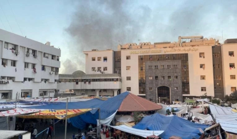 Heridos y enfermos son atendidos fuera del hospital Al-Shifa.