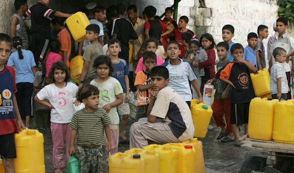 Los niños de Gaza tienen que hacer cola para conseguir el agua potable.  