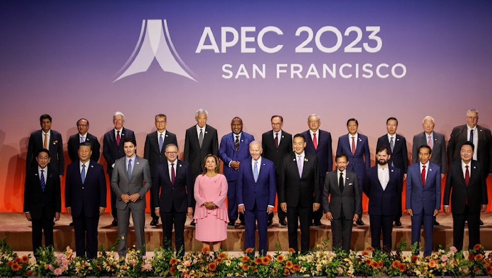 Líderes de la cumbre de la APEC posando para la fotografía oficial.