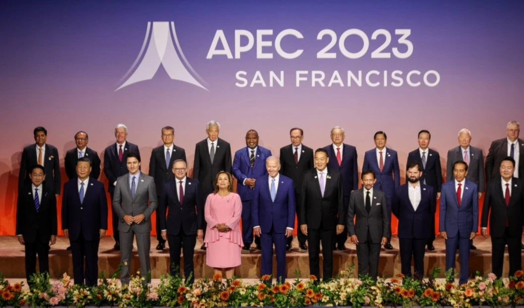 Líderes de la cumbre de la APEC posando para la fotografía oficial.