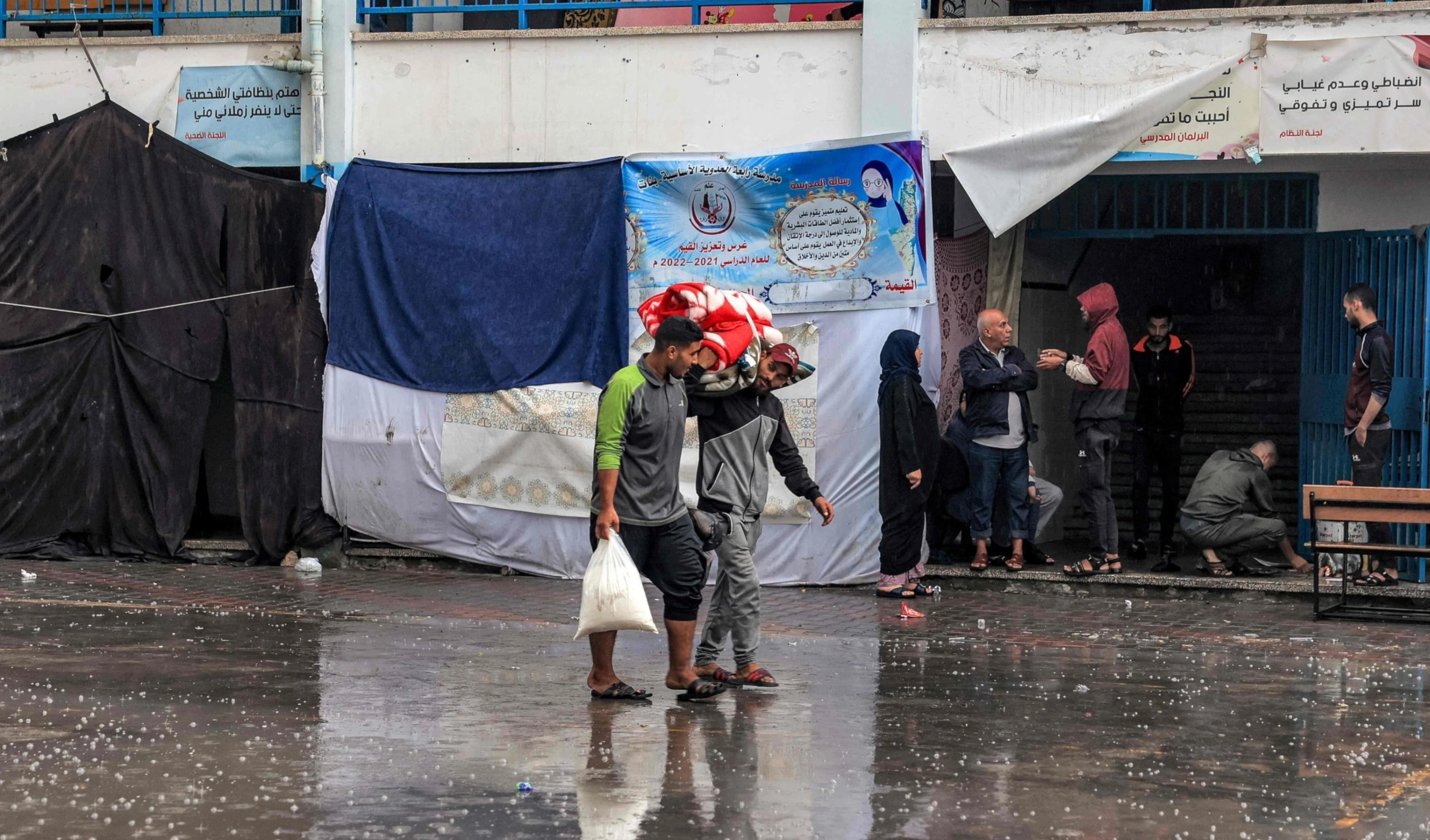 La mayoría de las familias desplazadas duermen en las calles en medio de condiciones climáticas adversas. La mayoría de las familias desplazadas duermen en las calles en medio de condiciones climáticas adversas.