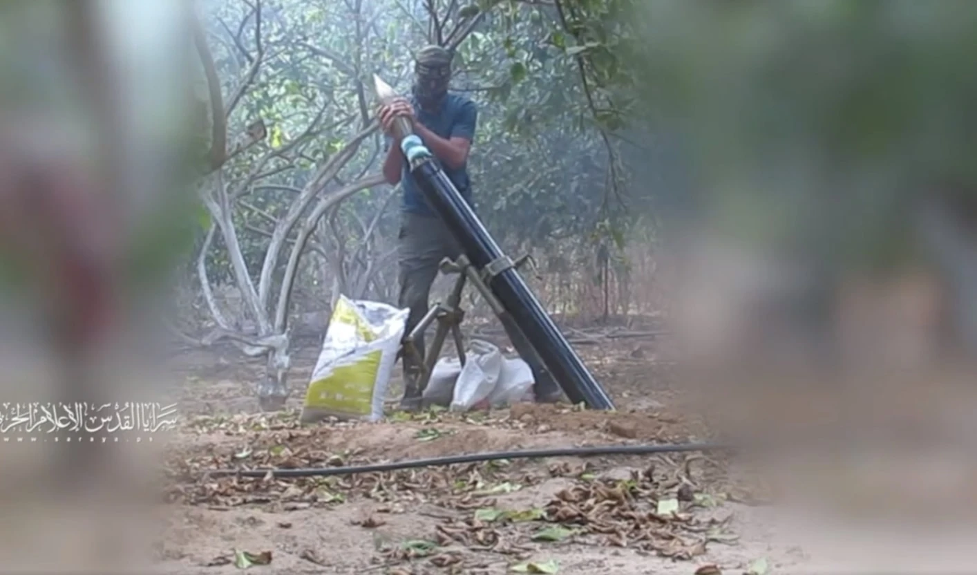 Combatiente de Hamas prepara lanzamiento de proyectil de mortero.