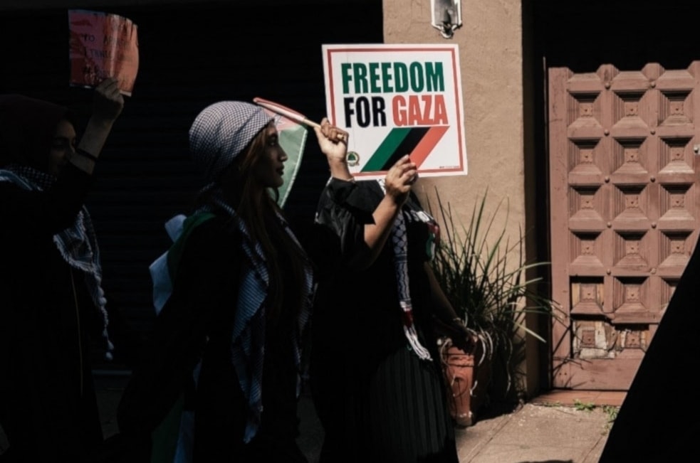 Jóvenes palestinas reiteran el apoyo a su nación durante una manifestación de respaldo en Sudáfrica.  