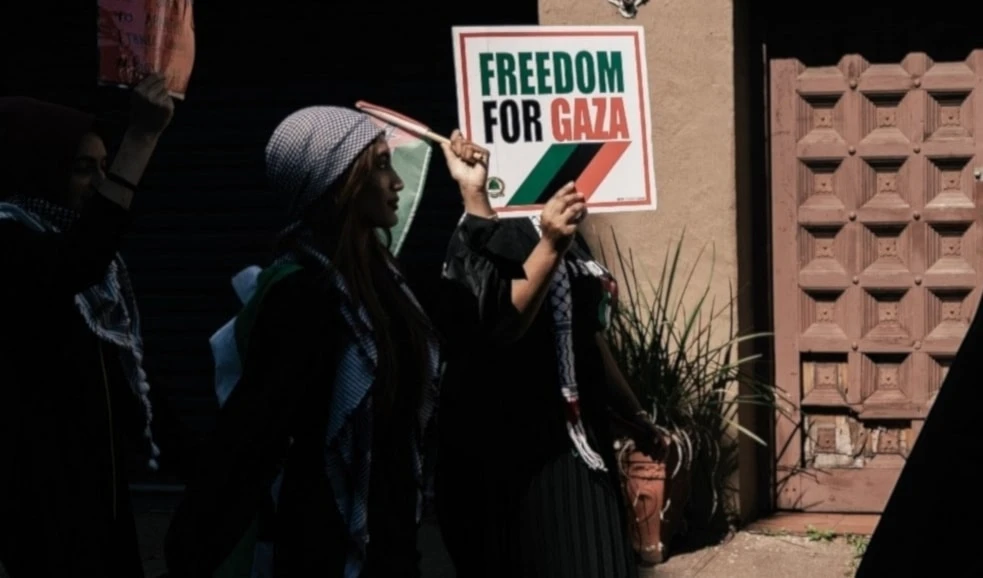 Jóvenes palestinas reiteran el apoyo a su nación durante una manifestación de respaldo en Sudáfrica.