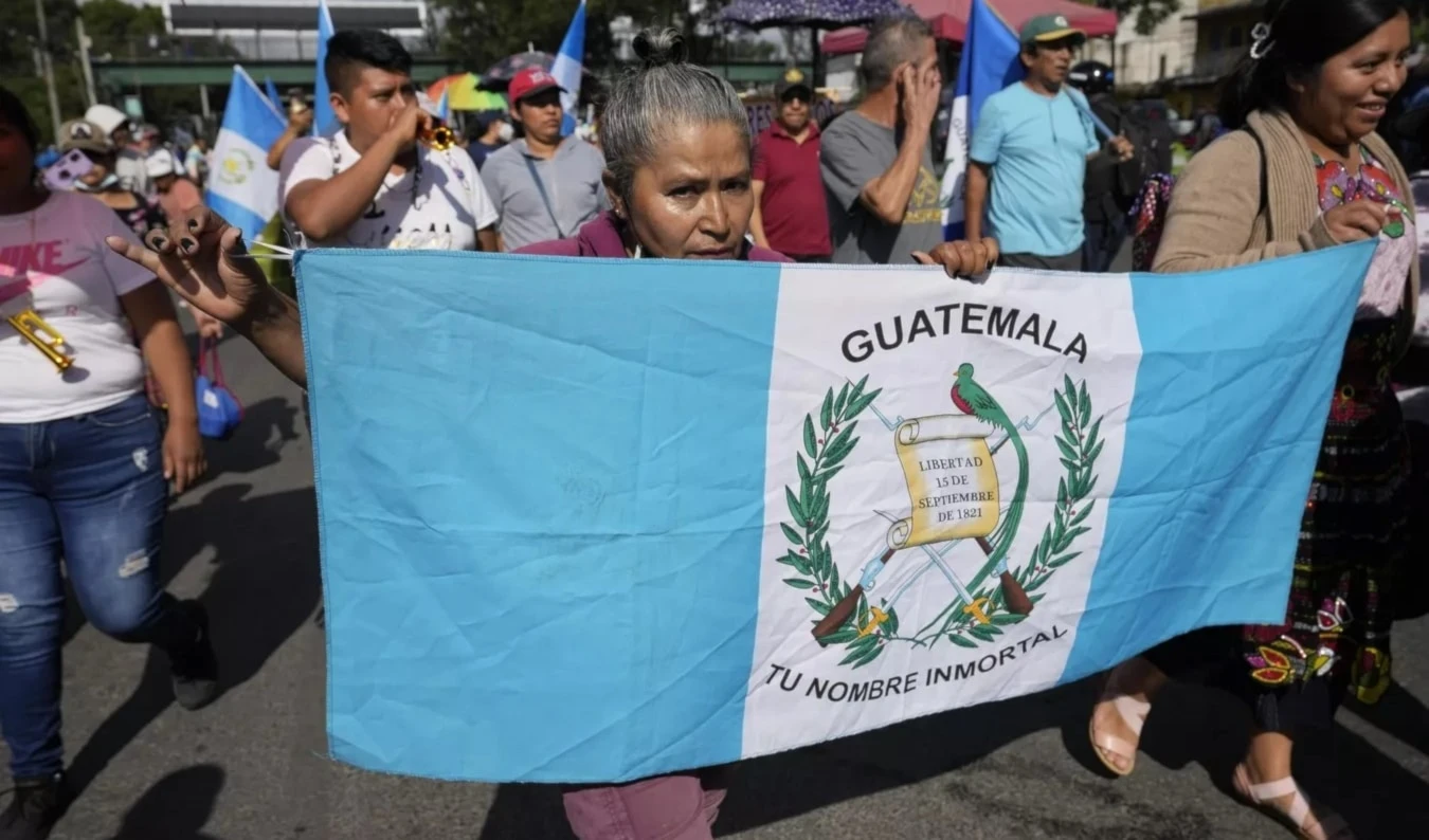 Pueblos nativos de Guatemala realizan plantón frente al Congreso. Foto: AP.