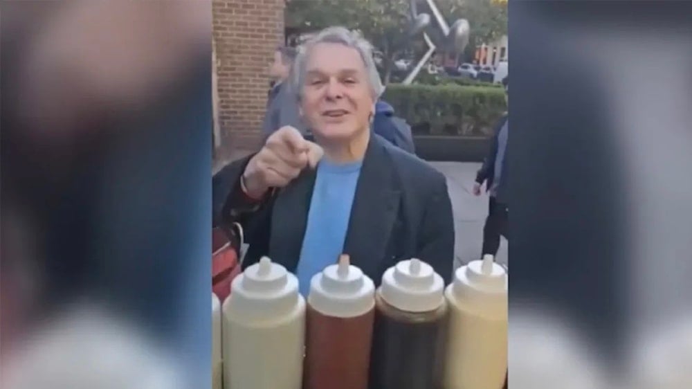 Stuart Seldowitz agredió verbalmente a un vendedor de alimentos egipcio y lo describió como terrorista.