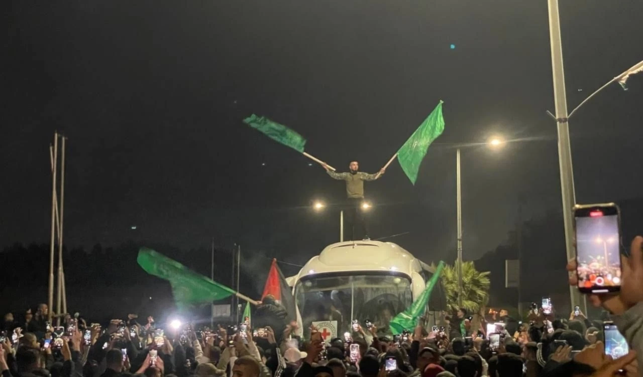 La bandera de Hamas fue izada en los autobuses de los liberados en medio de cánticos de la resistencia. La bandera de Hamas fue izada en los autobuses de los liberados en medio de cánticos de la resistencia.