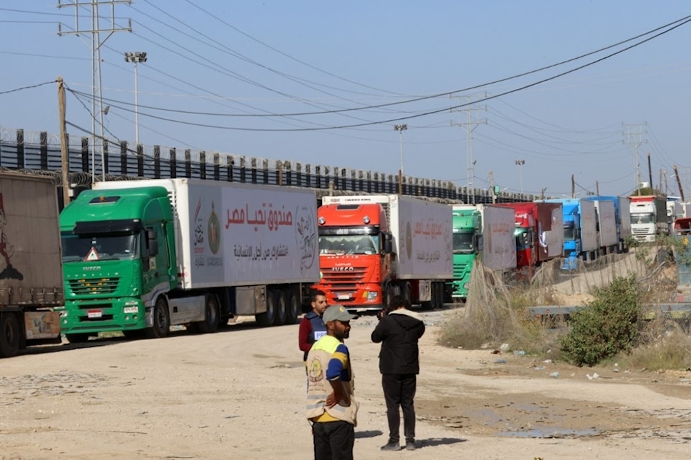 Camiones con ayuda esperan en el cruce de Rafah.