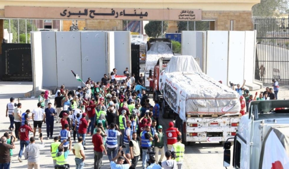  Los camiones de ayuda entran por el cruce de Rafah hacia la Franja de Gaza.