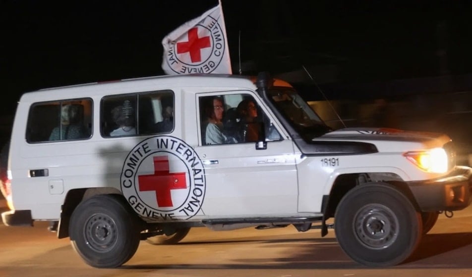 La Cruz Roja recibió a los israelíes liberados en el Hospital de Khan Yunis, en Gaza.