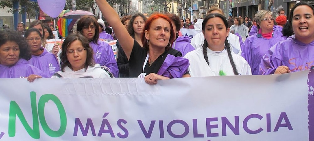 Mujeres marchan por las calles de Colombia exigiendo el fin de la violencia de género.