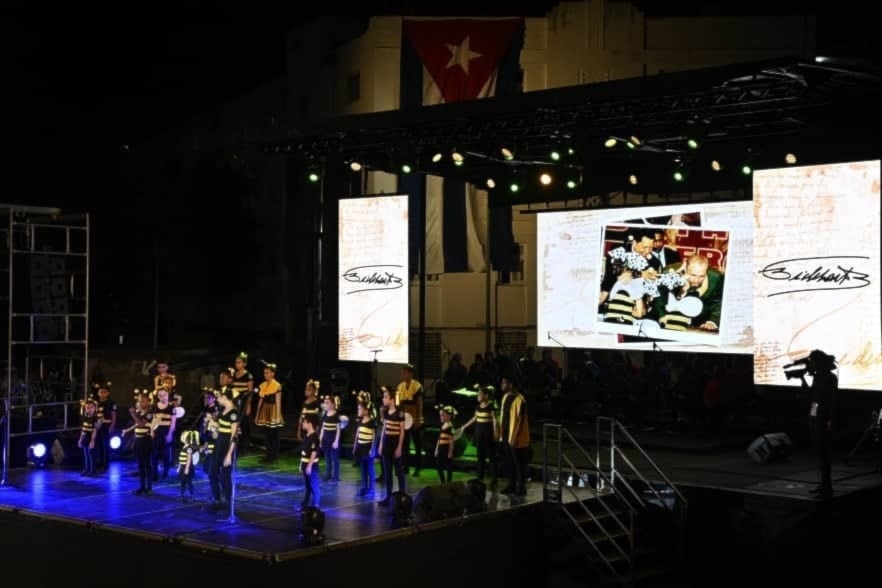 Jóvenes de Cuba rindieron tributo a Fidel en La Habana. Foto: Presidencia de Cuba. 