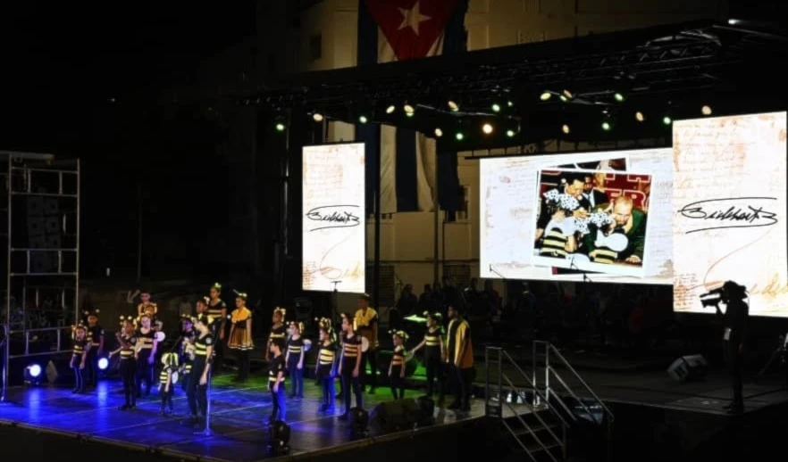 Jóvenes de Cuba rindieron tributo a Fidel en La Habana. Foto: Presidencia de Cuba.