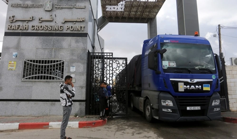 120 camiones pasaron el cruce de Rafah en dirección al norte de Gaza