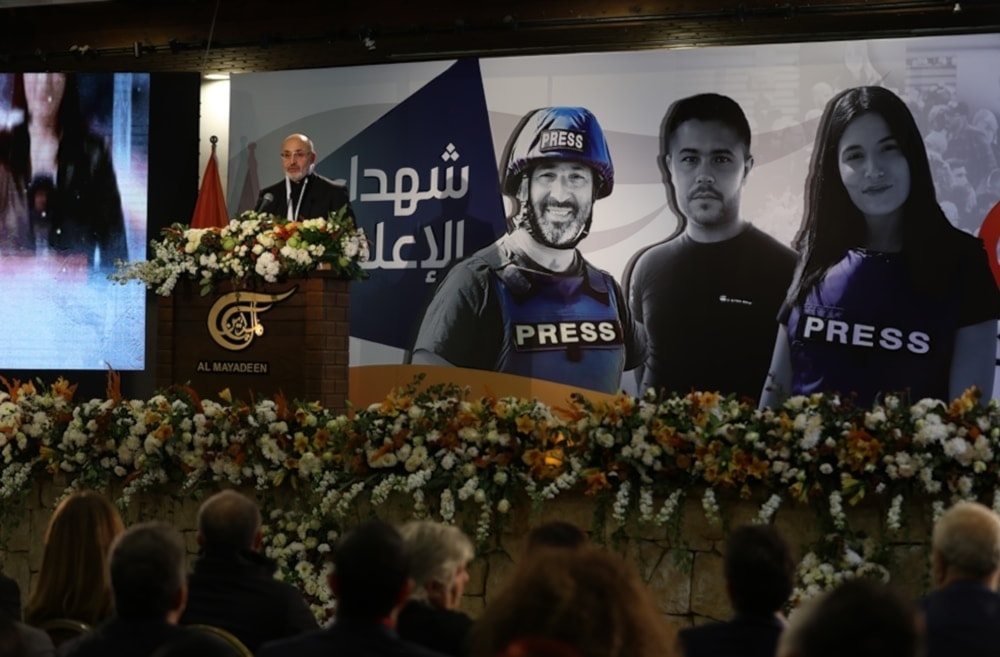 El Presidente del Consejo de Dirección de la Red informativa Al-Mayadeen, Ghassan Ben Jeddou, durante su intervención en la ceremonia de duelo en honor a Farah Omar, Rabih Al-Maamari y Hussein Aquil.