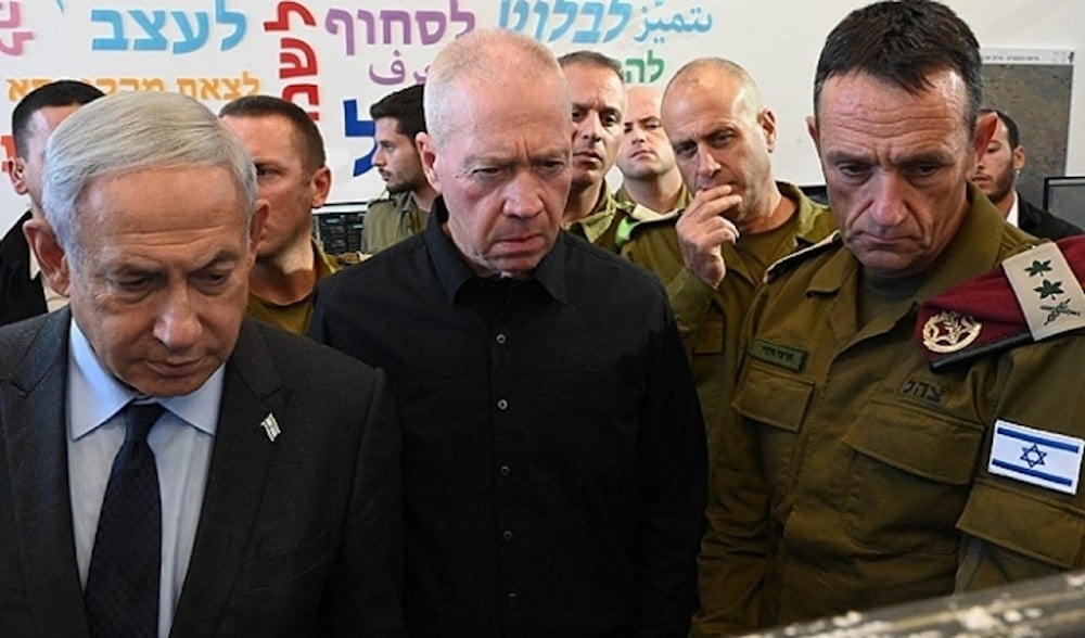 El jefe del Estado Mayor de la ocupación israelí, Herzi Halevy, el ministro de seguridad de la ocupación, Yoav Galant, y el primer ministro de la ocupación, Benjamin Netanyahu. 